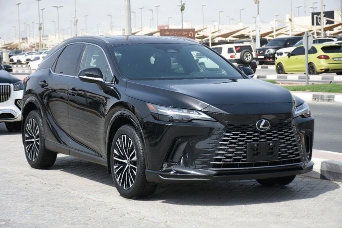 Подержанный Lexus RX 500h V, 2.4 л, 2024 в Шардже от Alfaris Used Cars Черный цвет.  | AUTO.AE