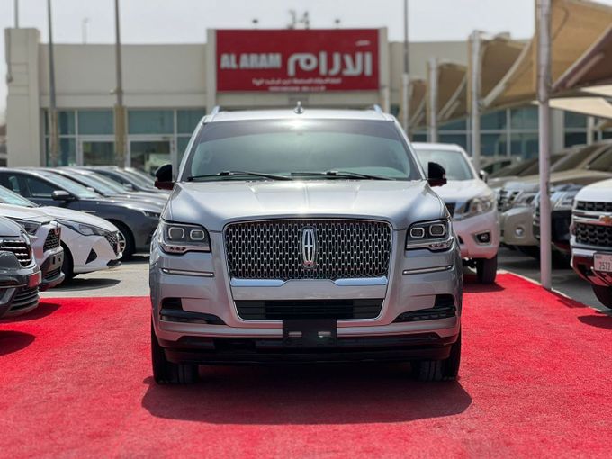 Used Lincoln Navigator IV Facelift, 3.5 l, 2022 in Sharjah by Al Aram Cars, Grey color. GCC Specs | AUTO.AE