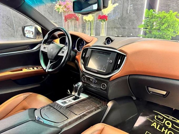 Подержанный Maserati Ghibli S III Рестайлинг, 3.0 л, 2016 в Шардже от Ayoon Alhoot Motors Белый цвет. GCC | AUTO.AE