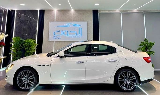 Подержанный Maserati Ghibli S III Рестайлинг, 3.0 л, 2016 в Шардже от Ayoon Alhoot Motors Белый цвет. GCC | AUTO.AE