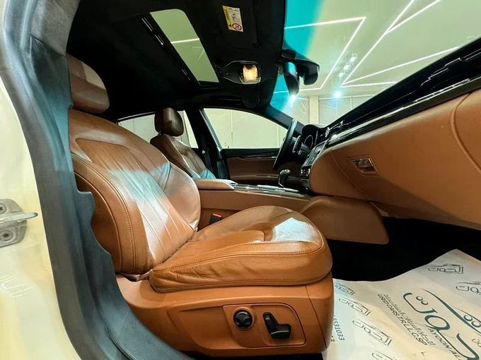 Подержанный Maserati Quattroporte S Q4 VI Рестайлинг, 3.0 л, 2016 в Шардже от Ayoon Alhoot Motors Белый цвет. GCC | AUTO.AE