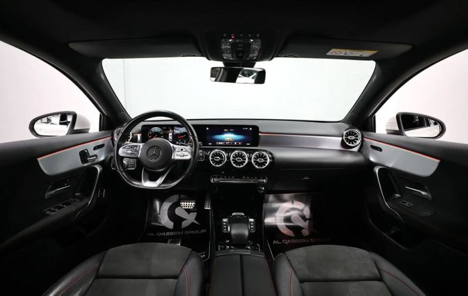 Подержанный Mercedes-Benz A-Class 200 IV (W177), 1.3 л, 2021 в Шардже от Al Qassem Cars Trading Белый цвет. GCC | AUTO.AE