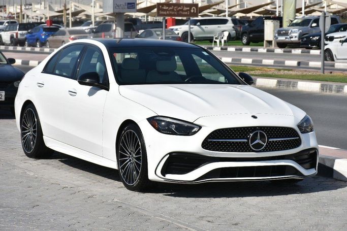Подержанный Mercedes-Benz C-Class 300 V (W206), 2.0 л, 2022 в Шардже от Alfaris Used Cars Белый цвет.  | AUTO.AE