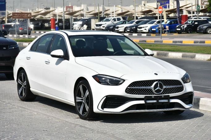 Подержанный Mercedes-Benz C-Class 300 V (W206), 2.0 л, 2022 в Шардже от Alfaris Used Cars Белый цвет.  | AUTO.AE