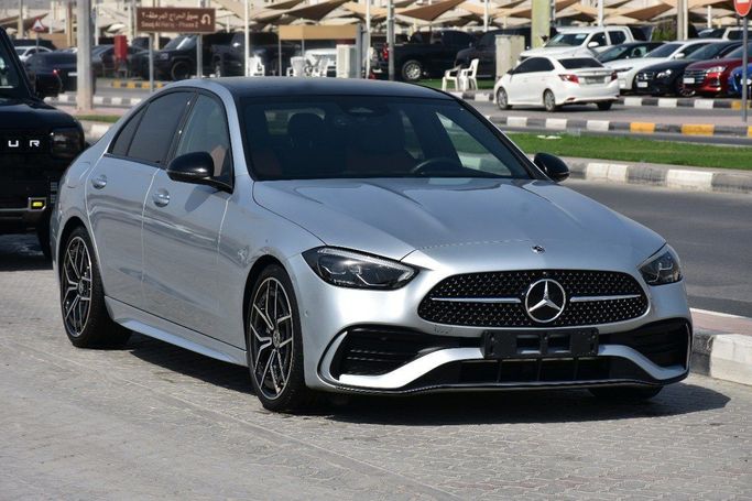 Подержанный Mercedes-Benz C-Class 300 V (W206), 2.0 л, 2023 в Шардже от Alfaris Used Cars Серебристый цвет.  | AUTO.AE