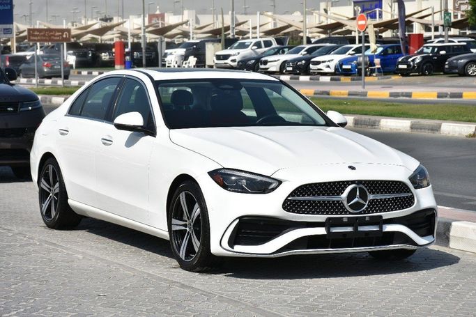 Подержанный Mercedes-Benz C-Class 300 V (W206), 2.0 л, 2022 в Шардже от Alfaris Used Cars Белый цвет.  | AUTO.AE