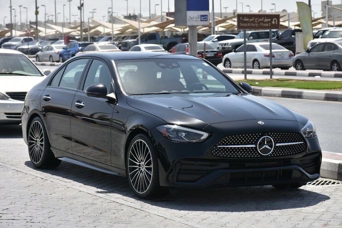 Подержанный Mercedes-Benz C-Class 300 V (W206), 2.0 л, 2022 в Шардже от Alfaris Used Cars Черный цвет.  | AUTO.AE