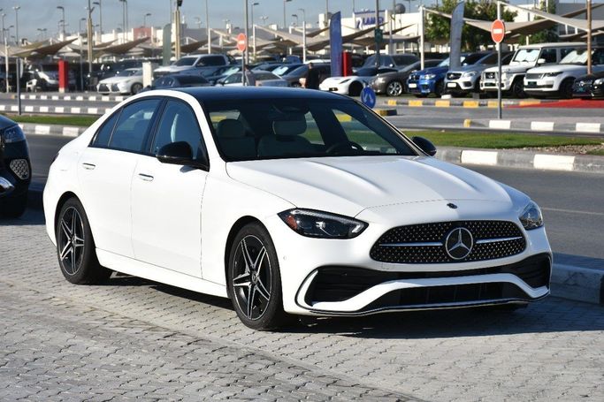 Подержанный Mercedes-Benz C-Class 300 V (W206), 2.0 л, 2022 в Шардже от Alfaris Used Cars Белый цвет.  | AUTO.AE