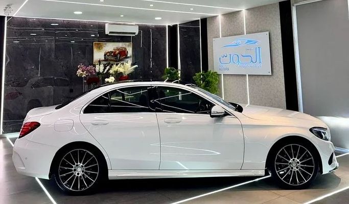 Подержанный Mercedes-Benz C-Class 200 III (W204) Рестайлинг, 1.8 л, 2015 в Шардже от Ayoon Alhoot Motors Белый цвет. GCC | AUTO.AE