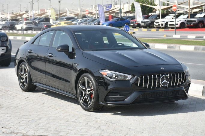 Подержанный Mercedes-Benz CLA AMG 35 AMG II (C118, X118), 2.0 л, 2022 в Шардже от Alfaris Used Cars Белый цвет.  | AUTO.AE