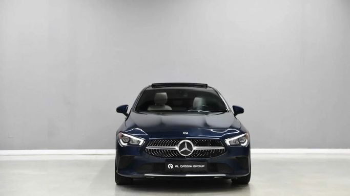 Подержанный Mercedes-Benz CLA 250 II (C118, X118), 2.0 л, 2021 в Шардже от Al Qassem Cars Trading Синий цвет. Американская | AUTO.AE