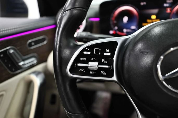 Подержанный Mercedes-Benz CLA 250 II (C118, X118), 2.0 л, 2021 в Шардже от Al Qassem Cars Trading Синий цвет. Американская | AUTO.AE