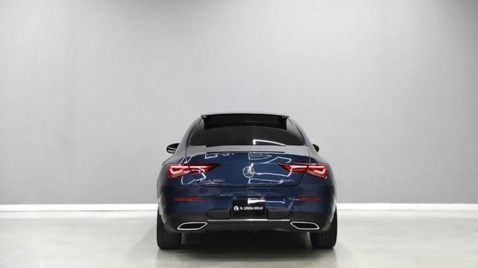 Подержанный Mercedes-Benz CLA 250 II (C118, X118), 2.0 л, 2021 в Шардже от Al Qassem Cars Trading Синий цвет. Американская | AUTO.AE