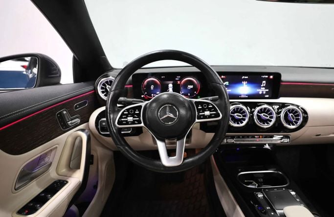 Подержанный Mercedes-Benz CLA 250 II (C118, X118), 2.0 л, 2021 в Шардже от Al Qassem Cars Trading Синий цвет. Американская | AUTO.AE
