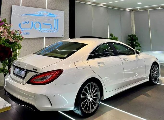 Used Mercedes-Benz CLS 400 II (C218) Facelift, 3.5 l, 2017 in Sharjah by Ayoon Alhoot Motors, White color. GCC Specs | AUTO.AE