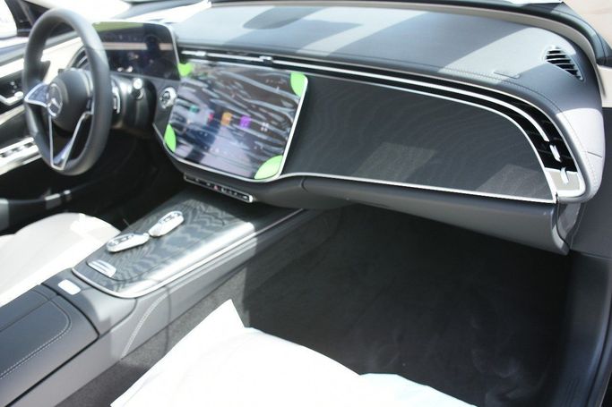 جديدة Mercedes-Benz E-Class 200 السادس (W214، S214), 2.0 l, 2025 في في الشارقة من Alfaris Used Cars، اللون أسود.  | AUTO.AE