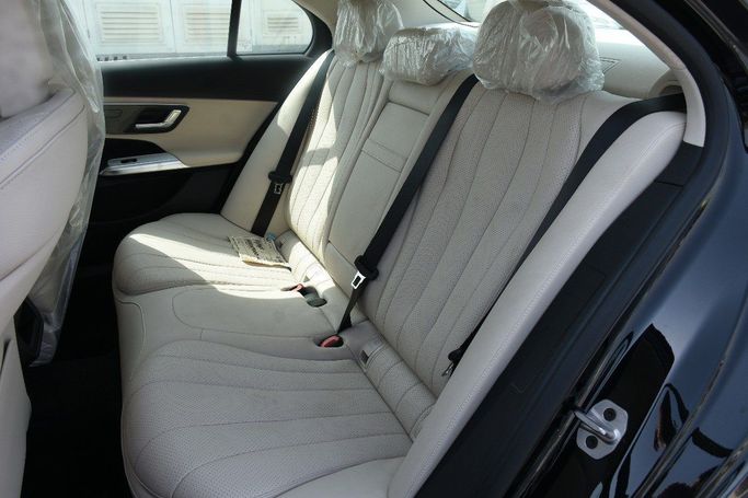 جديدة Mercedes-Benz E-Class 200 السادس (W214، S214), 2.0 l, 2025 في في الشارقة من Alfaris Used Cars، اللون أسود.  | AUTO.AE