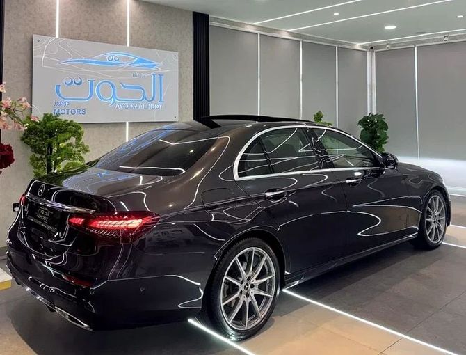 Подержанный Mercedes-Benz E-Class 300 V (W213, S213, C238) Рестайлинг, 2.0 л, 2022 в Шардже от Ayoon Alhoot Motors Черный цвет. GCC | AUTO.AE