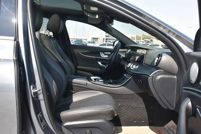 Подержанный Mercedes-Benz E-Class 450 V (W213, S213, C238), 3.0 л, 2019 в Шардже от Alfaris Used Cars Серый цвет.  | AUTO.AE