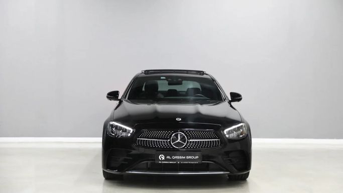 Подержанный Mercedes-Benz E-Class 200 V (W213, S213, C238) Рестайлинг, 2.0 л, 2023 в Шардже от Al Qassem Cars Trading Черный цвет. GCC | AUTO.AE