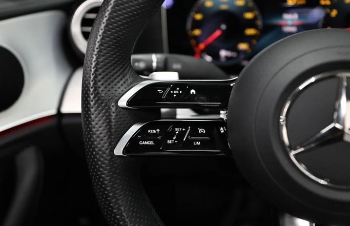 Подержанный Mercedes-Benz E-Class 200 V (W213, S213, C238) Рестайлинг, 2.0 л, 2023 в Шардже от Al Qassem Cars Trading Черный цвет. GCC | AUTO.AE