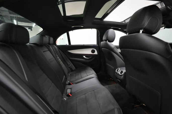 Подержанный Mercedes-Benz E-Class 200 V (W213, S213, C238) Рестайлинг, 2.0 л, 2023 в Шардже от Al Qassem Cars Trading Черный цвет. GCC | AUTO.AE