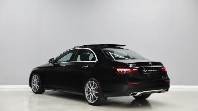 Подержанный Mercedes-Benz E-Class 200 V (W213, S213, C238) Рестайлинг, 2.0 л, 2023 в Шардже от Al Qassem Cars Trading Черный цвет. GCC | AUTO.AE