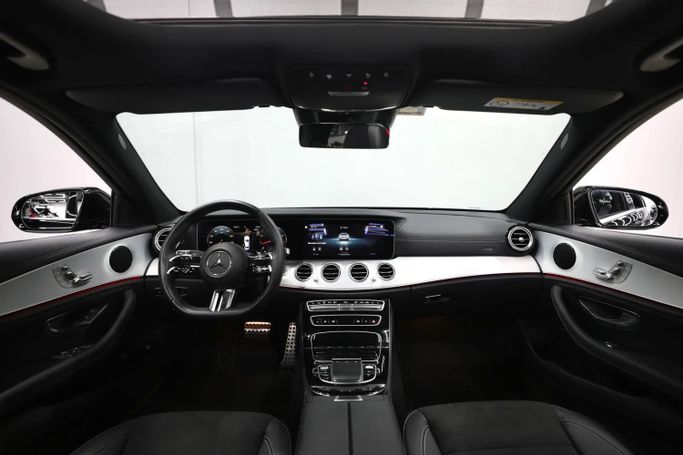 Подержанный Mercedes-Benz E-Class 200 V (W213, S213, C238) Рестайлинг, 2.0 л, 2023 в Шардже от Al Qassem Cars Trading Черный цвет. GCC | AUTO.AE