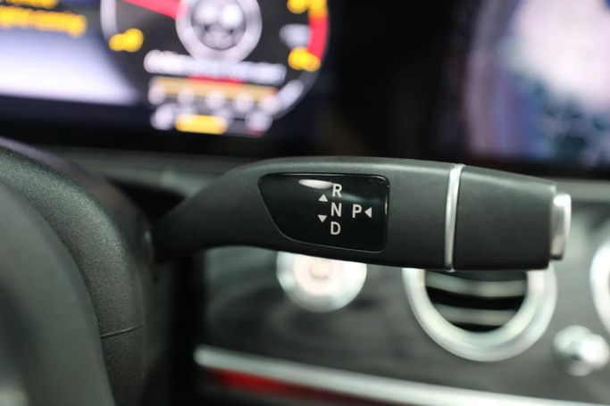Подержанный Mercedes-Benz E-Class 250 V (W213, S213, C238), 2.0 л, 2018 в Шардже от Al Qassem Cars Trading Серый цвет. Корейская | AUTO.AE