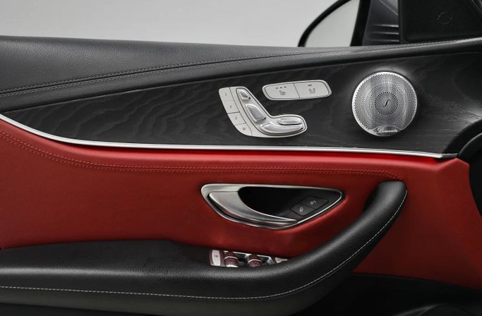 Подержанный Mercedes-Benz E-Class 250 V (W213, S213, C238), 2.0 л, 2018 в Шардже от Al Qassem Cars Trading Серый цвет. Корейская | AUTO.AE