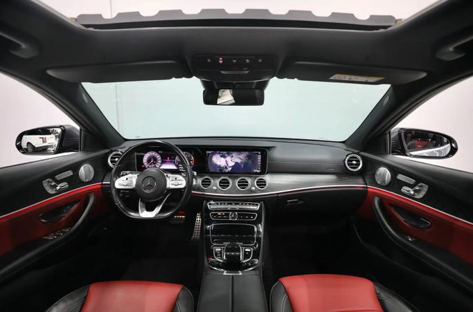 Подержанный Mercedes-Benz E-Class 250 V (W213, S213, C238), 2.0 л, 2018 в Шардже от Al Qassem Cars Trading Серый цвет. Корейская | AUTO.AE