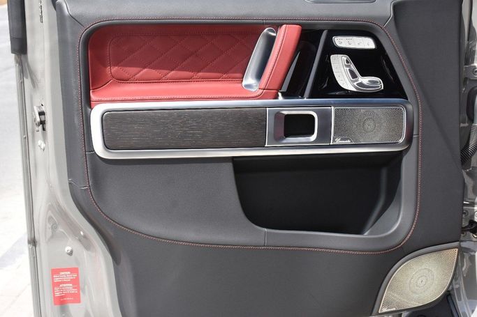جديدة Mercedes-Benz G-Class AMG 63 AMG عملية شد الوجه II (W465), 4.0 l, 2025 في في الشارقة من Alfaris Used Cars، اللون رمادي.  | AUTO.AE