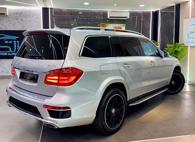 Used Mercedes-Benz GL-Class 500 II (X166), 4.7 l, 2015 in Sharjah by Ayoon Alhoot Motors, Silver color. GCC Specs | AUTO.AE