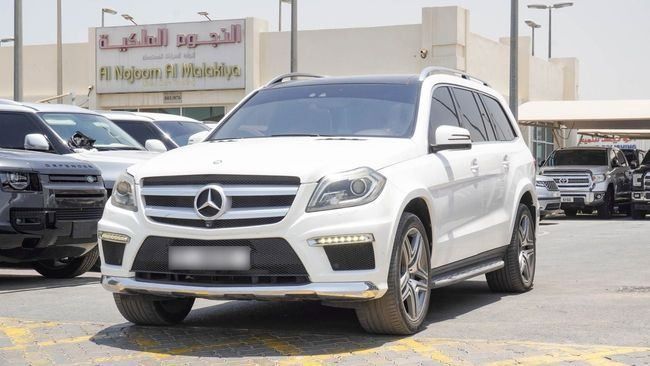 Подержанный Mercedes-Benz GL-Class 500 II (X166), 4.7 л, 2015 в Шардже от Alnujoom Al Malakiah Used Cars Белый цвет. GCC | AUTO.AE