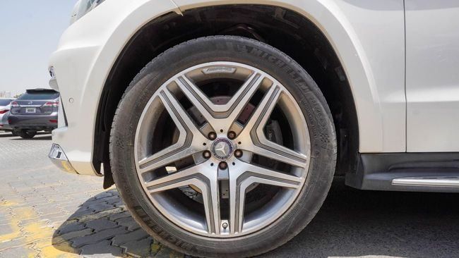 Подержанный Mercedes-Benz GL-Class 500 II (X166), 4.7 л, 2015 в Шардже от Alnujoom Al Malakiah Used Cars Белый цвет. GCC | AUTO.AE
