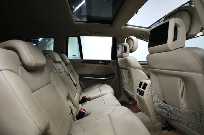 Подержанный Mercedes-Benz GL-Class 500 II (X166), 4.7 л, 2015 в Шардже от Al Qassem Cars Trading Белый цвет. GCC | AUTO.AE