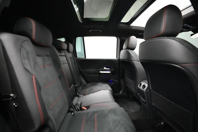 Подержанный Mercedes-Benz GLB 250 I (X247) Рестайлинг, 2.0 л, 2024 в Шардже от Al Qassem Cars Trading Серый цвет. Корейская | AUTO.AE
