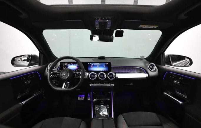 Подержанный Mercedes-Benz GLB 250 I (X247) Рестайлинг, 2.0 л, 2024 в Шардже от Al Qassem Cars Trading Серый цвет. Корейская | AUTO.AE