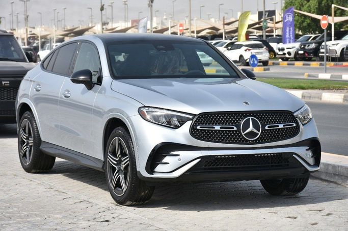 Подержанный Mercedes-Benz GLC Coupe 300 II (C254), 2.0 л, 2024 в Шардже от Alfaris Used Cars Серебристый цвет.  | AUTO.AE