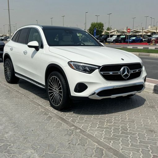 Подержанный Mercedes-Benz GLC 300 II (X254), 2.0 л, 2023 в Шардже от Alfaris Used Cars Белый цвет.  | AUTO.AE