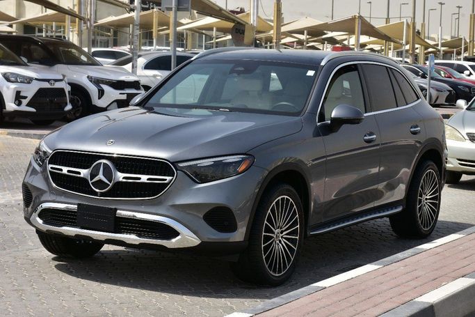 Подержанный Mercedes-Benz GLC 300 II (X254), 2.0 л, 2023 в Шардже от Alfaris Used Cars Серый цвет.  | AUTO.AE