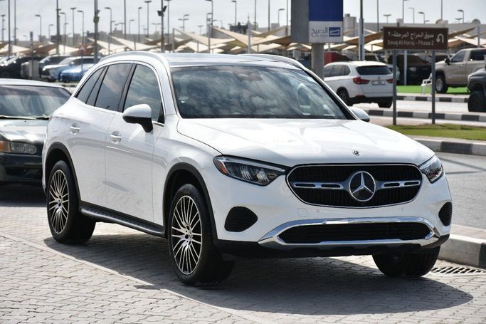 Подержанный Mercedes-Benz GLC 300 II (X254), 2.0 л, 2023 в Шардже от Alfaris Used Cars Белый цвет.  | AUTO.AE