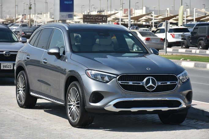 Подержанный Mercedes-Benz GLC 300 II (X254), 2.0 л, 2023 в Шардже от Alfaris Used Cars Серый цвет.  | AUTO.AE