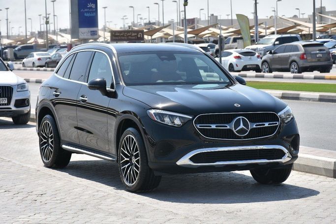 Подержанный Mercedes-Benz GLC 300 II (X254), 2.0 л, 2023 в Шардже от Alfaris Used Cars Черный цвет.  | AUTO.AE
