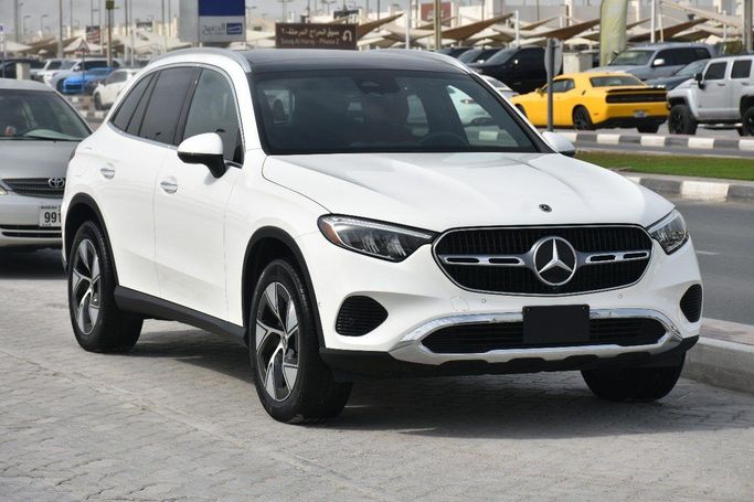 Подержанный Mercedes-Benz GLC 300 II (X254), 2.0 л, 2024 в Шардже от Alfaris Used Cars Белый цвет.  | AUTO.AE