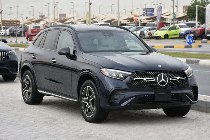 Подержанный Mercedes-Benz GLC 300 II (X254), 2.0 л, 2023 в Шардже от Alfaris Used Cars Синий цвет.  | AUTO.AE