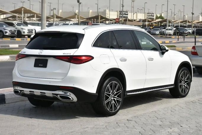 Подержанный Mercedes-Benz GLC 300 II (X254), 2.0 л, 2023 в Шардже от Alfaris Used Cars Белый цвет.  | AUTO.AE