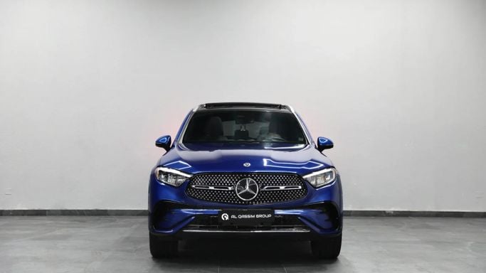 Подержанный Mercedes-Benz GLC 300 II (X254), 2.0 л, 2024 в Шардже от Al Qassem Cars Trading Синий цвет. Американская | AUTO.AE