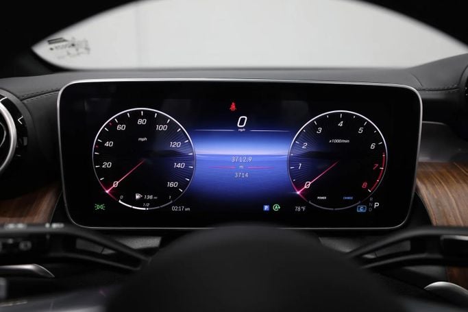 Подержанный Mercedes-Benz GLC 300 II (X254), 2.0 л, 2024 в Шардже от Al Qassem Cars Trading Синий цвет. Американская | AUTO.AE