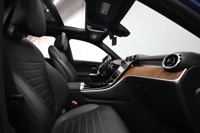 Подержанный Mercedes-Benz GLC 300 II (X254), 2.0 л, 2024 в Шардже от Al Qassem Cars Trading Синий цвет. Американская | AUTO.AE